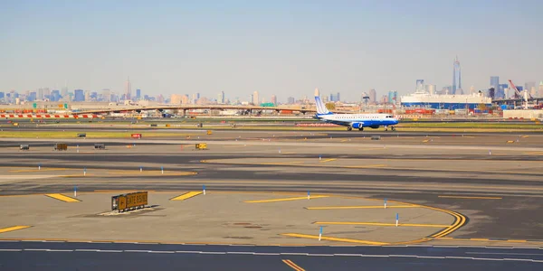 Newark New Jersey / America - 04 25 2013: newark airfield in Ame — Stock Photo, Image