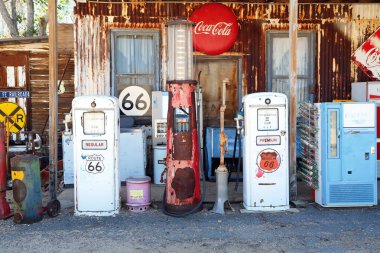 Rota 66 Arizona / Amerika Birleşik Devletleri - 04 29 2013: Route 66 içinde benzin pompası 