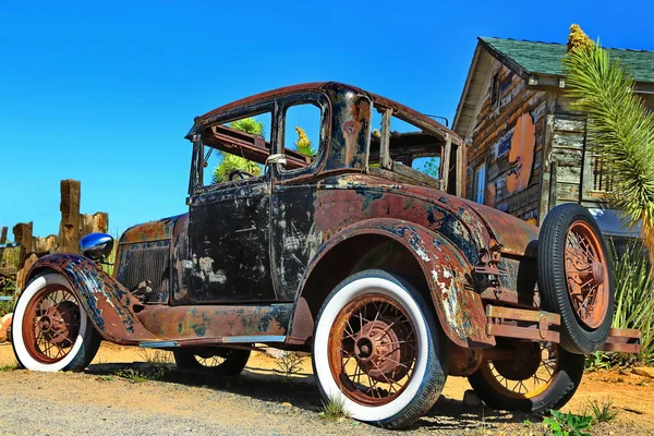 Route 66 v Arizoně Arizonaroute 66 / Usa - 04 29 2013: Oldtimer — Stock fotografie