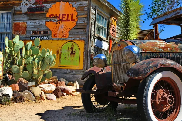 Route 66 arizona / usa - 29.04.2013: Oldtimer auf der route 66 in ari — Stockfoto