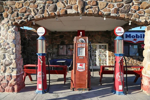 Route 66 arizona / usa - 29.04.2013: tanksäule auf der route 66 in — Stockfoto