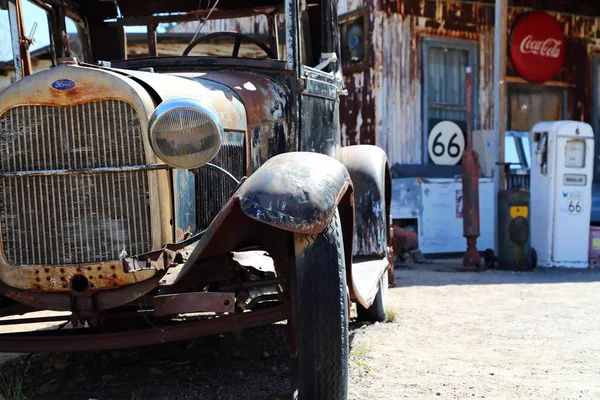 Route 66 Αριζόνα / ΗΠΑ - 04 29 2013: Oldtimer στη διαδρομή 66 σε Άρι — Φωτογραφία Αρχείου