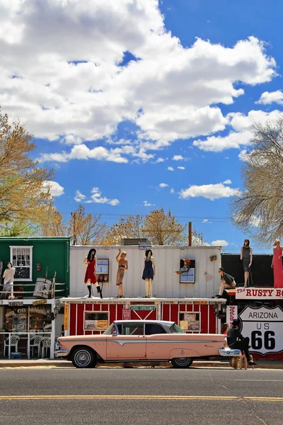 Route 66 Arizona / USA - 04 29 2013: Oldtimer på Route 66 i Ari – stockfoto