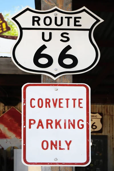 Route 66 v Arizoně Arizonaroute 66 / Usa - 04 29 2013: přihlášení — Stock fotografie
