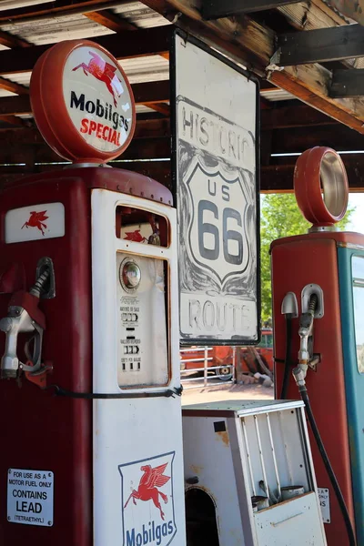 Route 66 Arizona / USA - 04 29 2013: petrol pump on Route 66 in — Stock Photo, Image