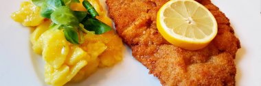 Wiener schnitzel, patates salatası ile