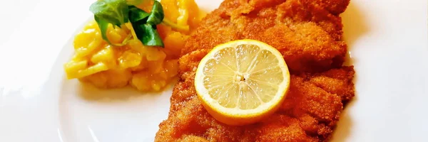 Salchicha schnitzel con ensalada de patata — Foto de Stock