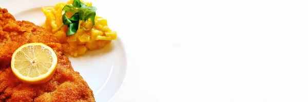 Wiener schnitzel, patates salatası ile