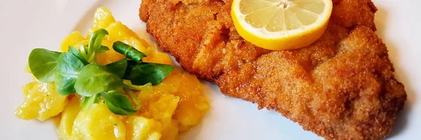 Wiener schnitzel cu salată de cartofi — Fotografie, imagine de stoc