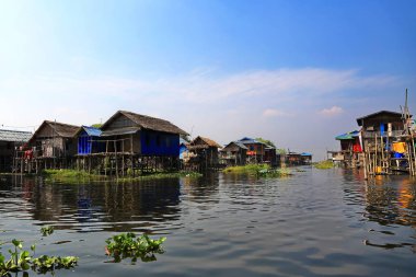 Myanmar'da Inle Gölü'ndeki evler