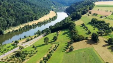 Almanya'da bir nehrin üstünden Binau'da Neckar