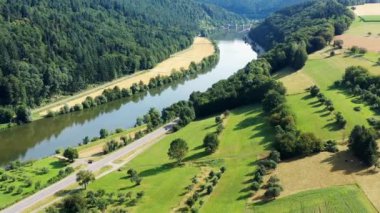 Almanya'da bir nehrin üstünden Binau'da Neckar