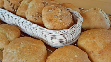 Dinkelsemmel ayçiçeği tohumu ile pişmiş