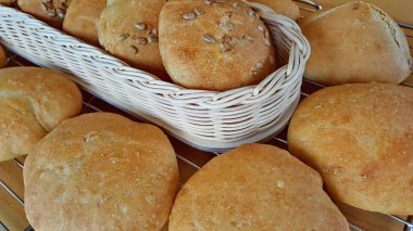 Dinkelsemmel ayçiçeği tohumu ile pişmiş