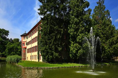 Su kalesi Eichtersheim 'in çevresel bir hendeği var.