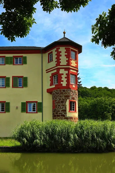 El castillo de agua Eichtersheim tiene un foso circunferencial —  Fotos de Stock