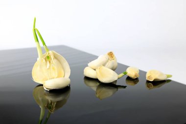 Siyah bir tabakta sarımsak geziniyor.