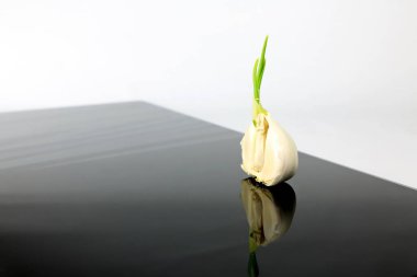 Siyah bir tabakta sarımsak geziniyor.