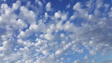 Bulutlu mavi gökyüzü üzerinde animasyon