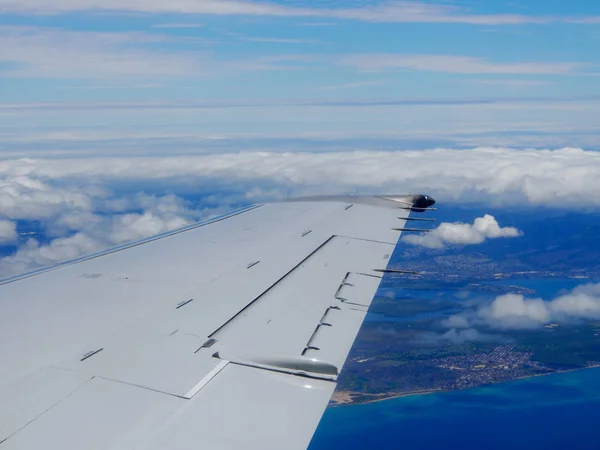 ホノルル ハワイ真珠湾 オアフ島の雲と商業ジェット機の翼表示残して平面を表示するウィンドウの空のショットで空中高 — ストック写真