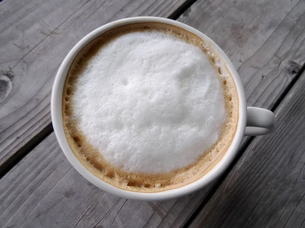 Copo Branco Cappuccino Com Grande Ponto Branco Espuma Mesa Madeira — Fotografia de Stock