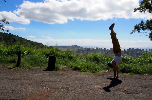 Man Wearing Shirt Pants Rubber Slippers Handstands Tantalus Lookout Point — Stock Photo, Image