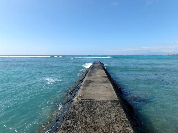 Leere Pier Weg Ins Wasser Waikiki Mit Wellen Der Ferne — Stockfoto