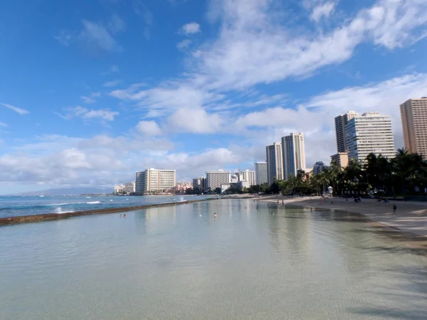 Waikiki Agosto 2015 Pessoas Brincam Água Protegida Ficam Praia Kuhio — Fotografia de Stock