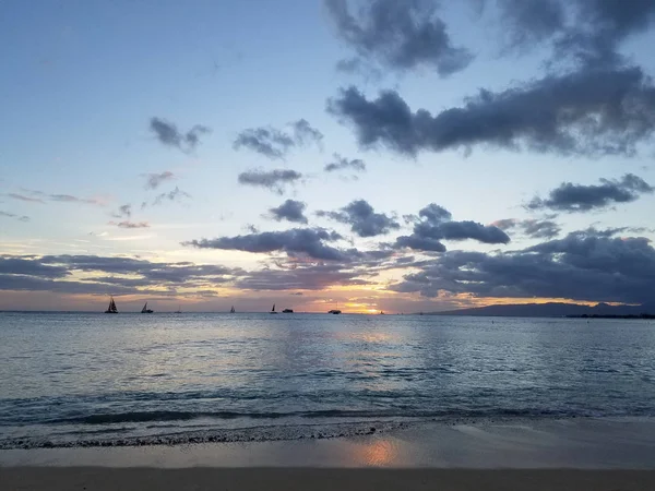Захід Сонця Над Хмарами Розмірковуючи Про Тихий Океан Воді Човнами — стокове фото