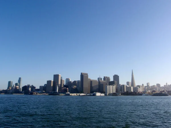 标志性的旧金山城市景观天际线从海湾看到 在2009年5月17日在加利福尼亚采取了 — 图库照片