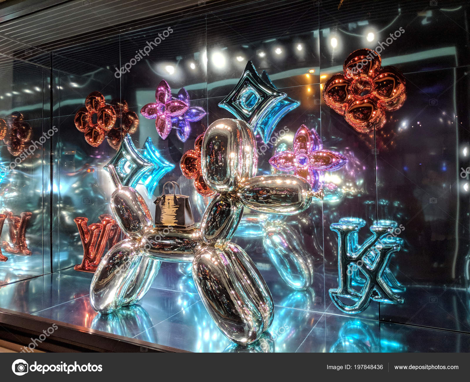 Waikiki December 2017 Louis Vuitton Jeff Koons Masters Collection Window – Stock Editorial Photo ...