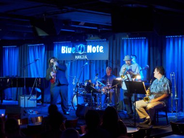 Waikiki - 25 Ocak 2017: Keith Baltin, Mike Lewis ve arkadaşlar Blue Note Hawaii Honolulu, Hawaii.