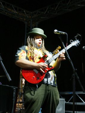Honolulu-8 Ocak 2017: rehberlik Band, Keith Batlin, Honolulu, Hawaii Ala Moana alışveriş merkezi 'nde Mai Tai Bar gitar sahnesinde reçeller kurşun şarkıcı.