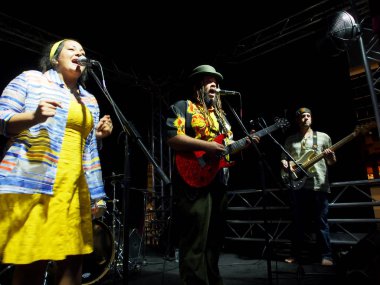 Honolulu-8 Ocak 2017: rehberlik Band Singing ve, Honolulu, Hawaii Ala Moana alışveriş merkezi 'nde Mai Tai Bar sahnede sıkışmaları.