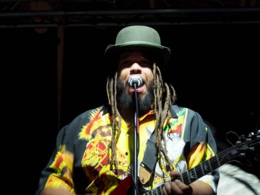 Honolulu-8 Ocak 2017: rehberlik Band, Keith Batlin, şarkı ve at Mai Tai Bar, Honolulu, Hawaii Ala Moana alışveriş merkezi 'nde sahnede reçeller kurşun şarkıcı.