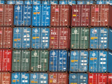 Ağustos 18, 2010-Oakland: yakın çekim konteynırları, mavi, yeşil, kırmızı ve turuncu çeşitli şeyler üzerine yazılmış farklı renklerin birbirlerinin üstüne yığılmış.