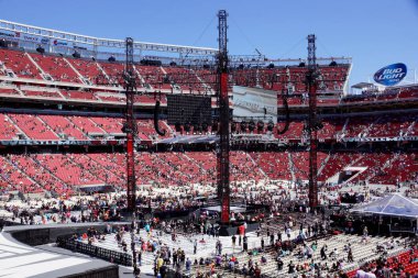 Santa Clara - 29 Mart: Arena başlar dolgularla insanlar üzerinde 29 Mart 2015 Wrestlemania 31 Santa Clara, California Levi's Stadyumu'nda olay başlamadan için.