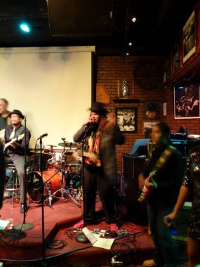 Honolulu - 13 Kasım 2015: Honolulu, Hawaii Jazzminds içinde sahnede grup sıkışmaları olarak mikrofon içine Keith Batlin söylüyor.