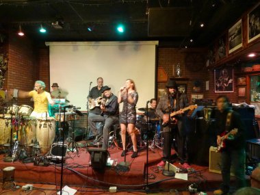 Honolulu - 13 Kasım 2015: Band sıkışmaları Honolulu, Hawaii Jazzminds içinde sahnede.