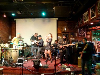 Honolulu - 13 Kasım 2015: Band sıkışmaları Honolulu, Hawaii Jazzminds içinde sahnede.