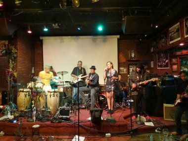 Honolulu - 13 Kasım 2015: Band sıkışmaları Honolulu, Hawaii Jazzminds içinde sahnede.