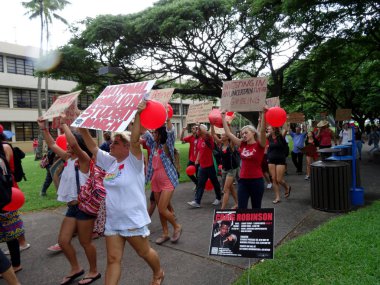 Honolulu - 12 Kasım 2015: Öğrencilerin Mart aracılığıyla kırmızı balonlar üniversite maliyetini protesto holding Hawaii Üniversitesi Manoa Kampüsü.