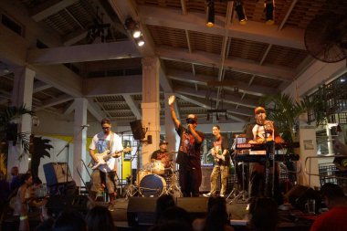 Honolulu - 19 Ağustos 2016: 19 Ağustos 2016 üzerinde Mai Tai Bar Ala Moana Alışveriş Merkezi'nde sahnede grup reçel gibi havada el ile mikrofon içine şarkı Pi Dean solisti.