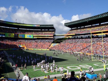 Honolulu - 31 Ocak 2016: Oyuncular yürüyüş Probowl Honolulu, Hawaii Aloha Stadyumu'nda alınan oyunun sonunda sahadan.