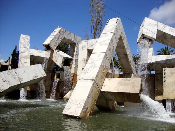 San Francisco-5 Nisan 2010: Vaillancourt Fountain, bazen Quebec Libre denilen!, San Francisco Justin Herman Plaza bulunan büyük bir çeşme.