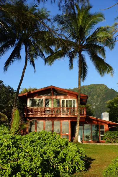 Rotes Strandhaus Und Kokospalmen Waimanalo Einem Schönen Tag Auf Oahu — Stockfoto