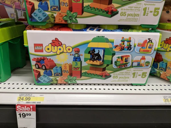 ホノルル 月8日 2017 Duplo で販売中のレゴのおもちゃ レゴは グループによって製造されたプラスチック製の建設玩具のラインであります デンマークのビルンに本拠を持つ非公開企業 — ストック写真