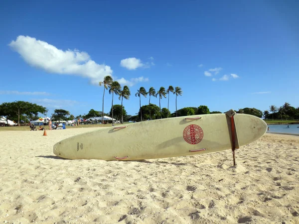 Honolulu Mayo 2013 Life Guard Rescue Surfboard Sienta Ala Moana — Foto de Stock