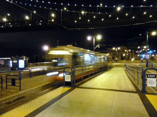 San Francisco May 2011 Muni Train Speeds Outdoor Station Night — Stock Photo, Image