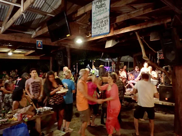 하와이 2014 로버트의 마켓에서 밴드의 음악에 춤추는 사람들 — 스톡 사진